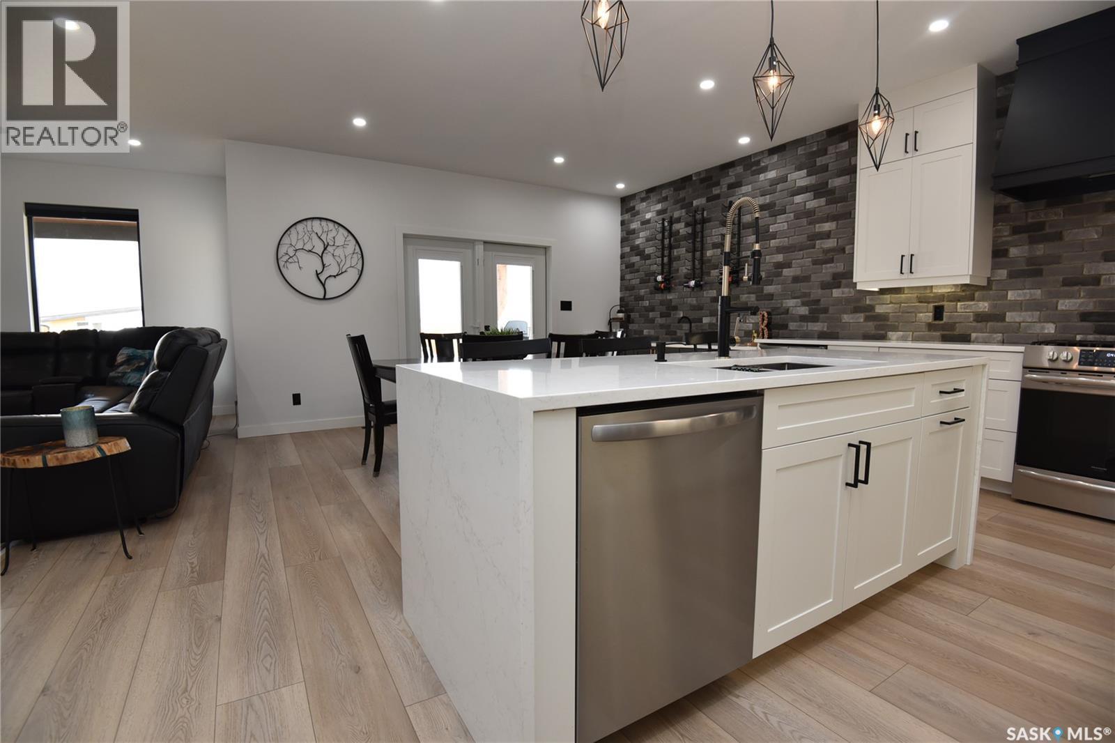 302 Coventry Crescent, Nipawin, SK - Indoor Photo Showing Kitchen With Upgraded Kitchen