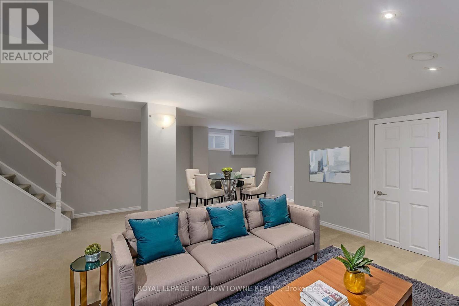 2374 Hargood Place, Mississauga, ON - Indoor Photo Showing Living Room