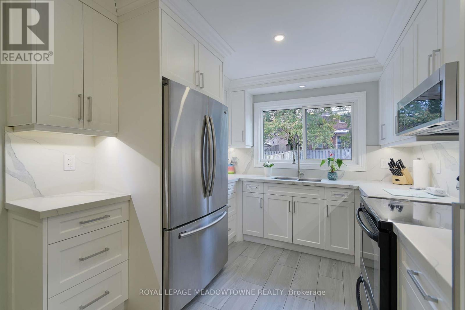 2374 Hargood Place, Mississauga, ON - Indoor Photo Showing Kitchen