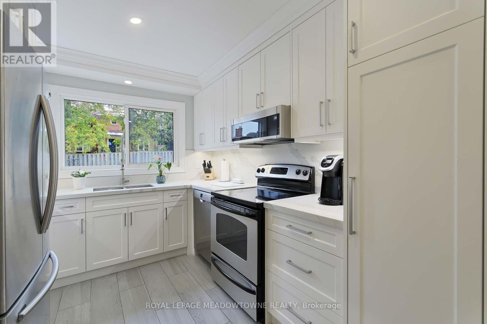 2374 Hargood Place, Mississauga, ON - Indoor Photo Showing Kitchen