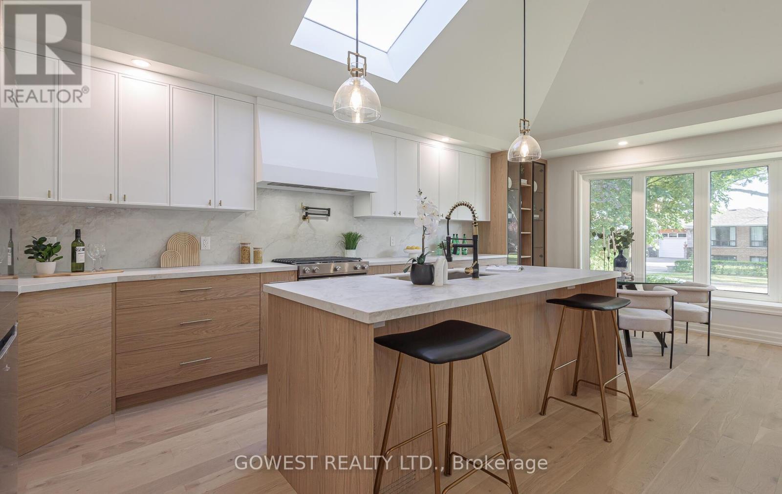 27 Hollister Road, Toronto, ON - Indoor Photo Showing Kitchen With Upgraded Kitchen