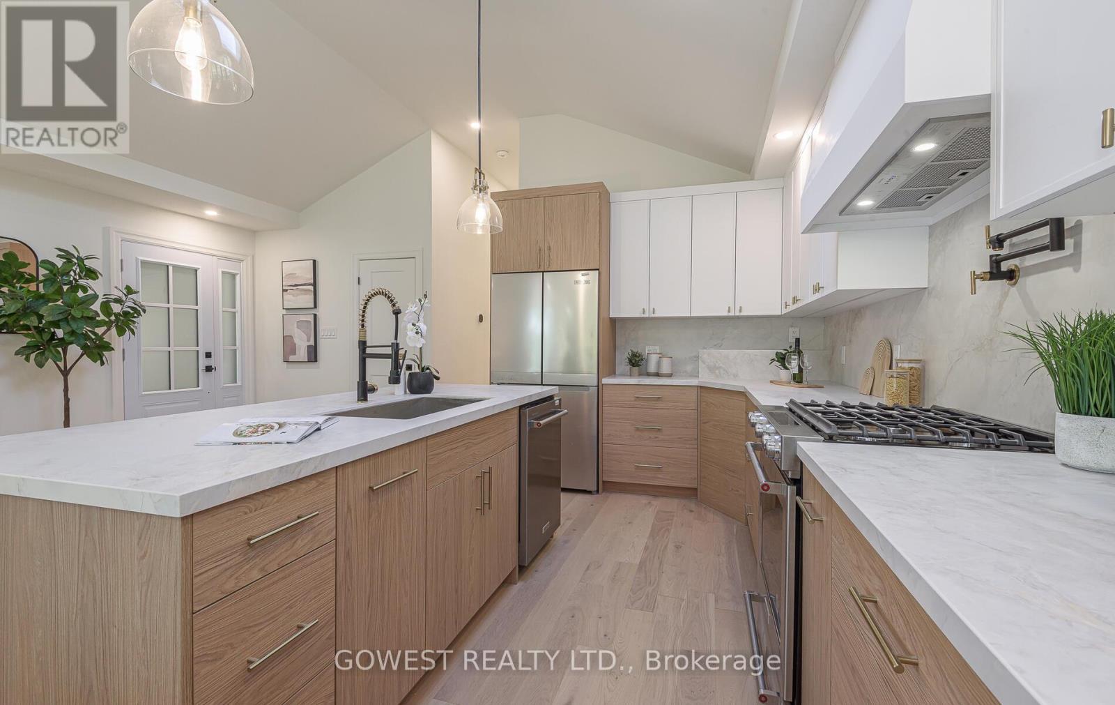 27 Hollister Road, Toronto, ON - Indoor Photo Showing Kitchen With Upgraded Kitchen