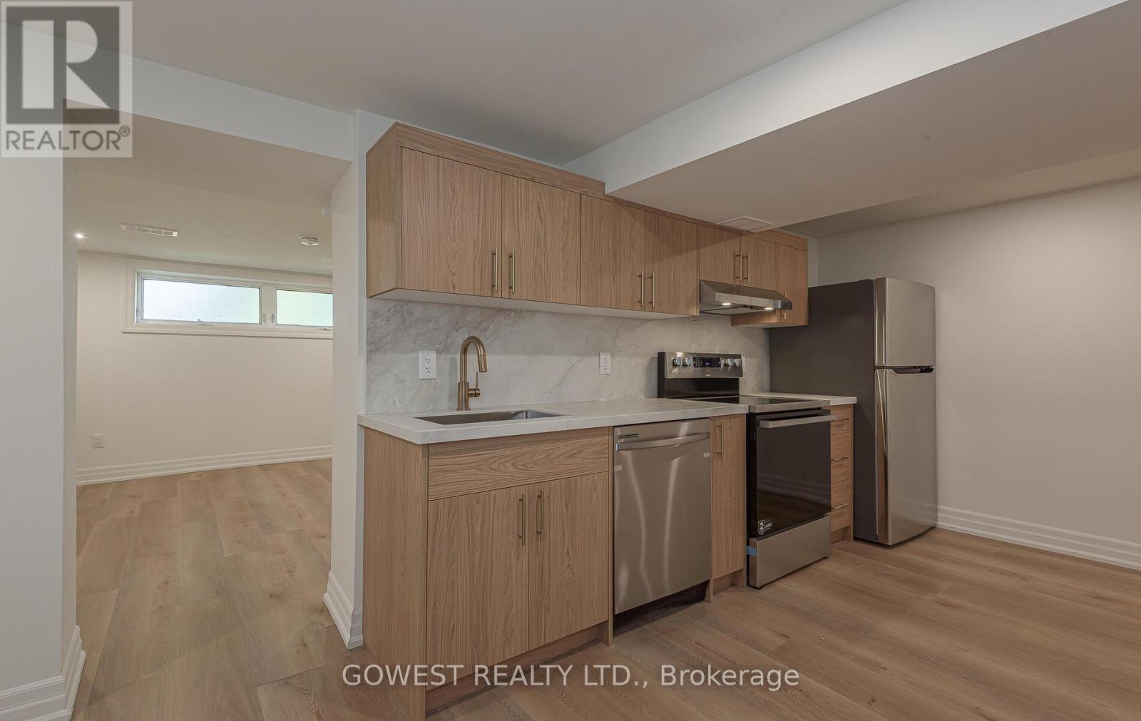 27 Hollister Road, Toronto, ON - Indoor Photo Showing Kitchen