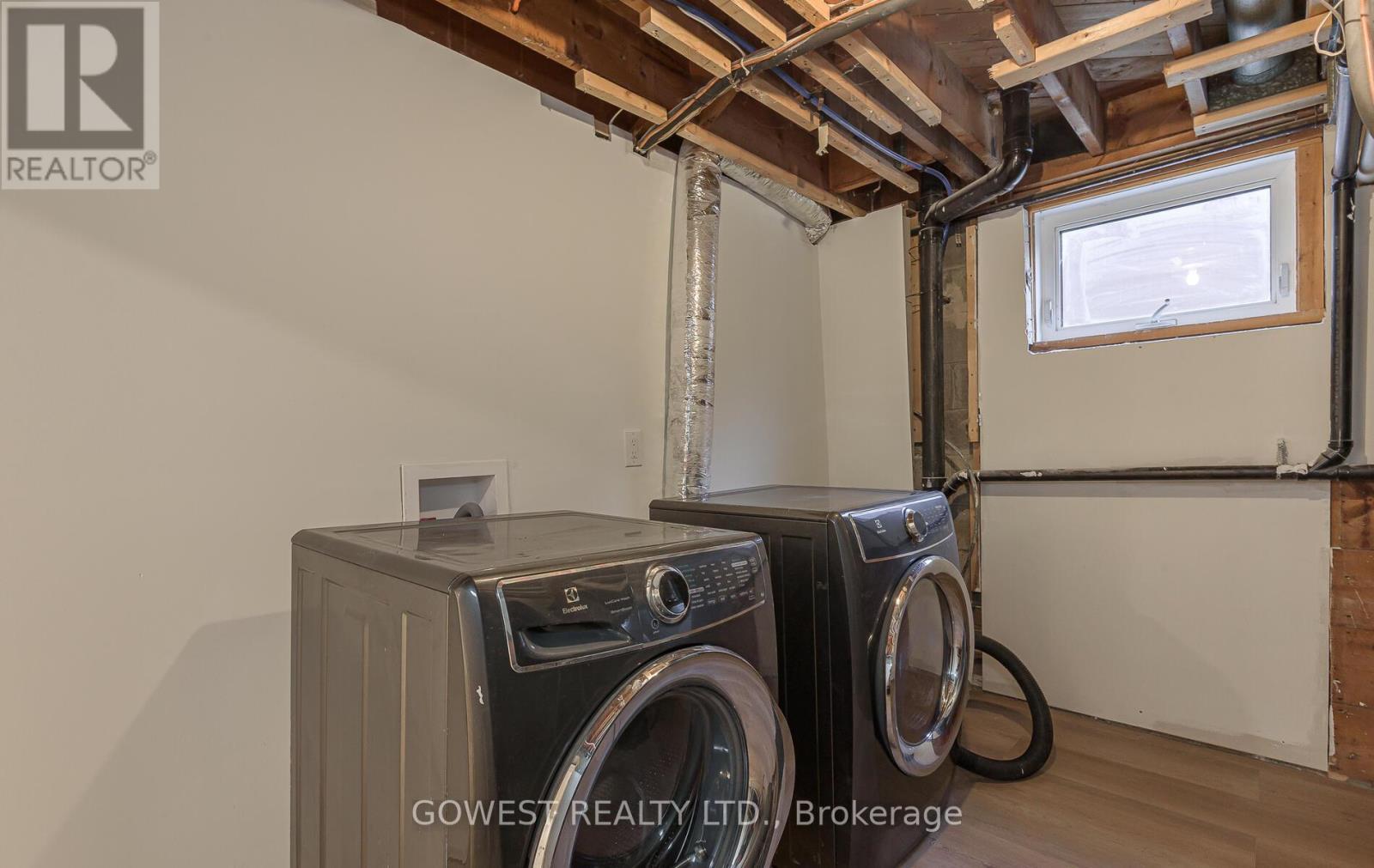 27 Hollister Road, Toronto, ON - Indoor Photo Showing Laundry Room
