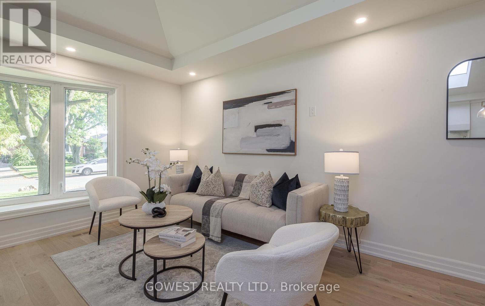 27 Hollister Road, Toronto, ON - Indoor Photo Showing Living Room