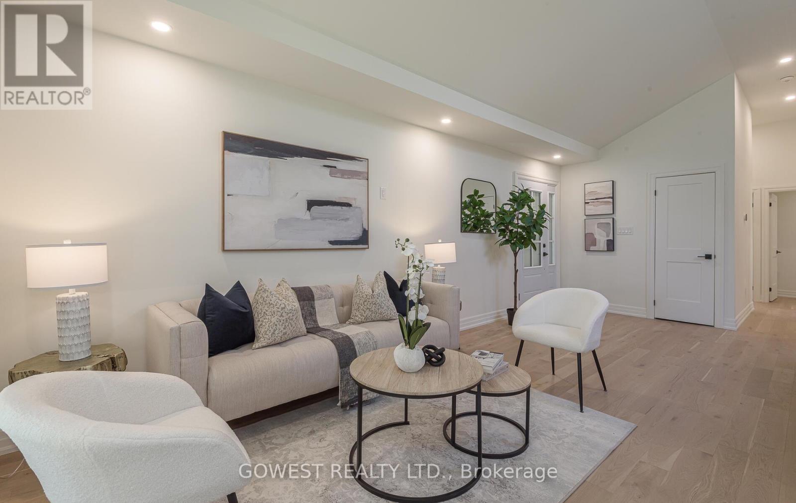 27 Hollister Road, Toronto, ON - Indoor Photo Showing Living Room