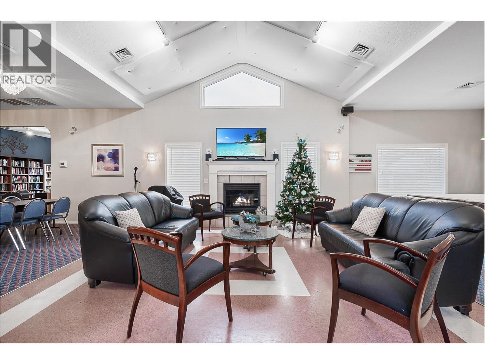 609 Truswell Road Unit# 105, Kelowna, BC - Indoor Photo Showing Living Room With Fireplace