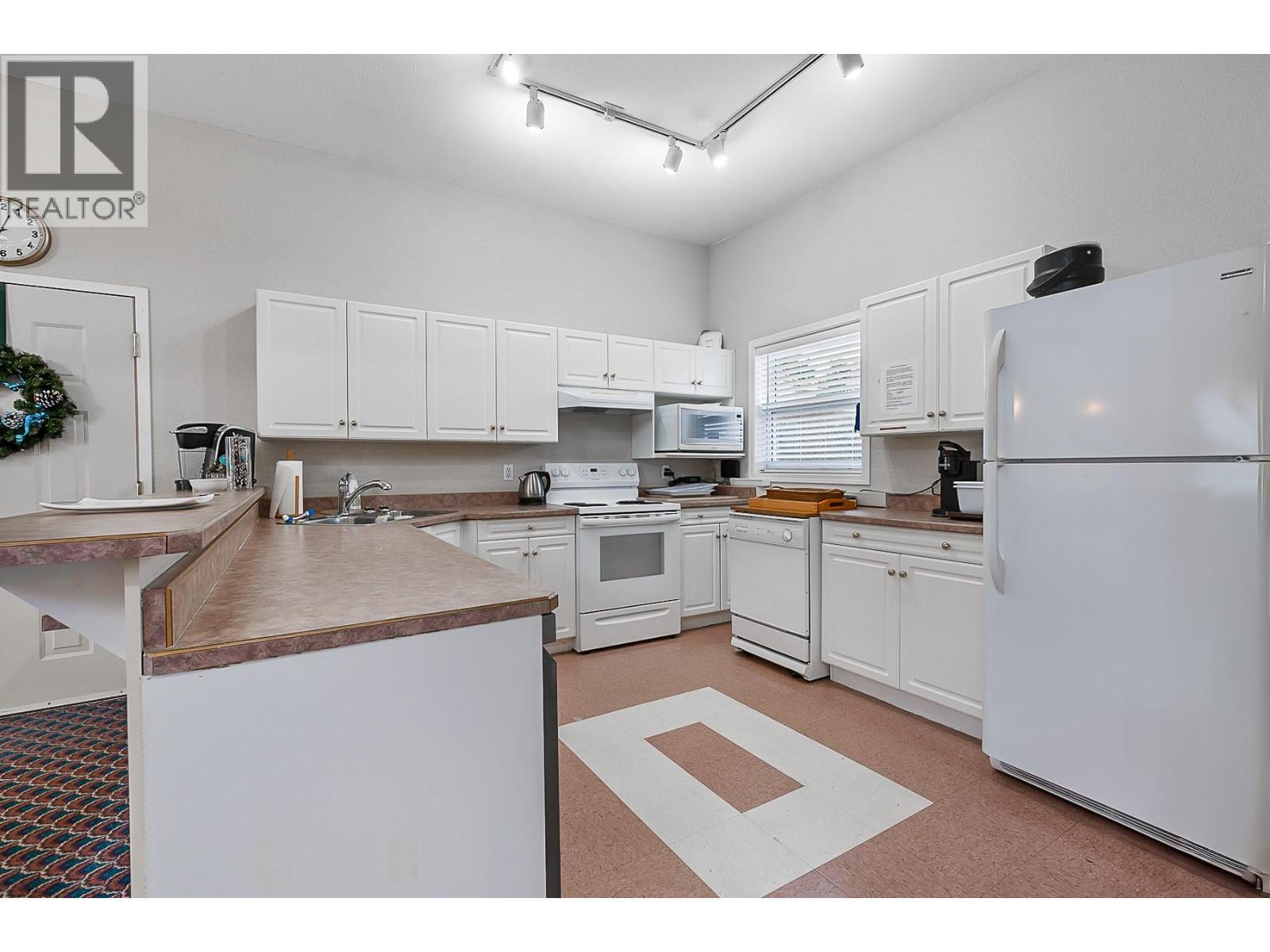 Club House - 609 Truswell Road Unit# 105, Kelowna, BC - Indoor Photo Showing Kitchen