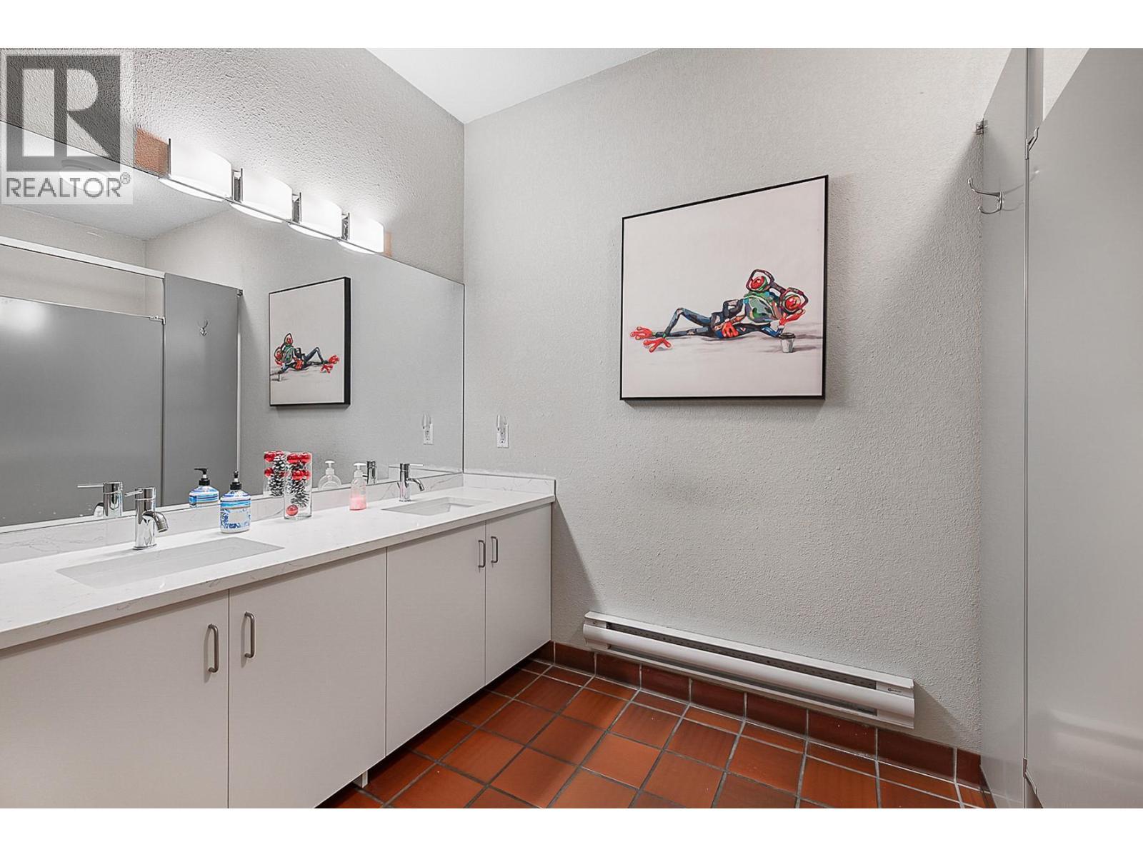 609 Truswell Road Unit# 105, Kelowna, BC - Indoor Photo Showing Bathroom