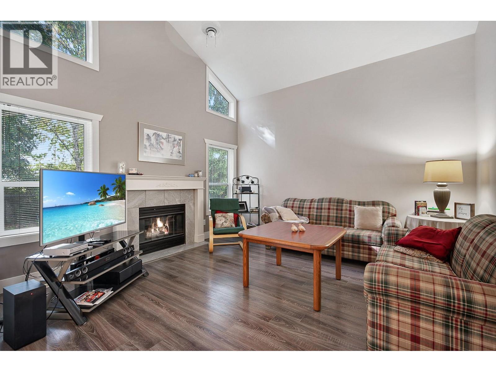 609 Truswell Road Unit# 105, Kelowna, BC - Indoor Photo Showing Living Room With Fireplace