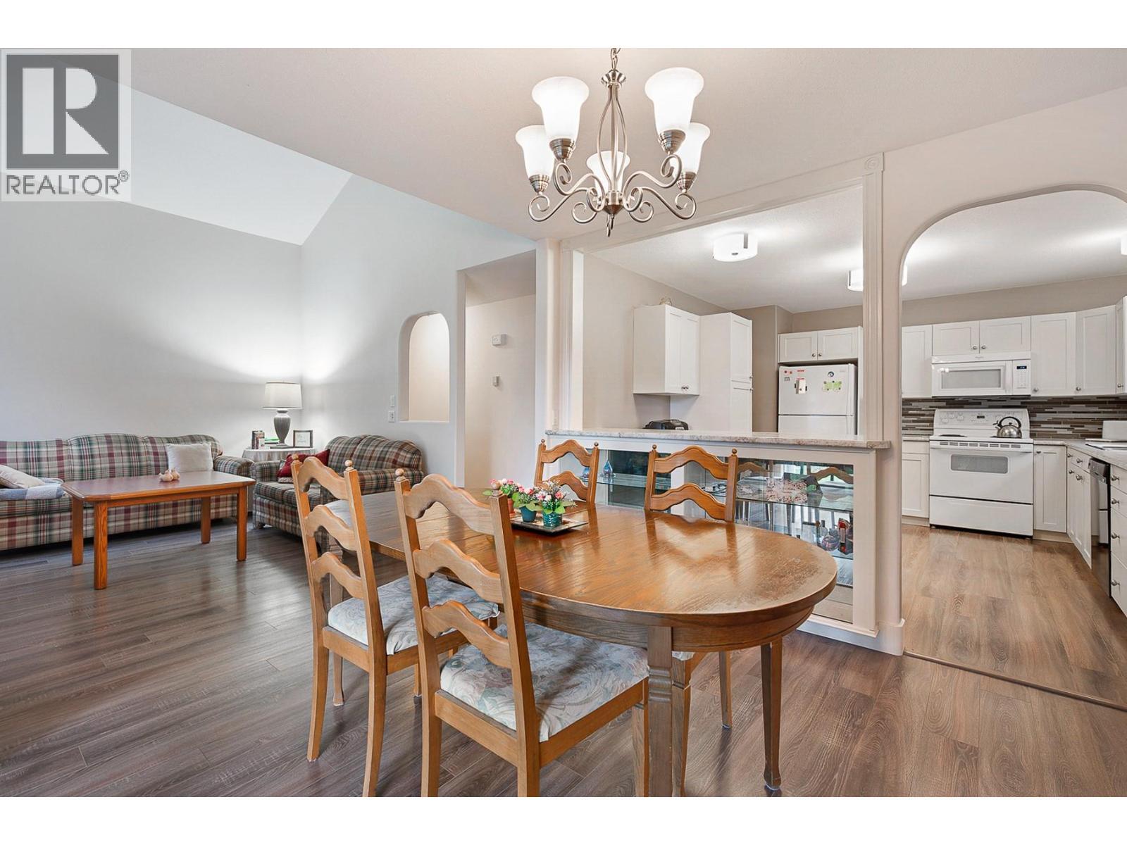 609 Truswell Road Unit# 105, Kelowna, BC - Indoor Photo Showing Dining Room