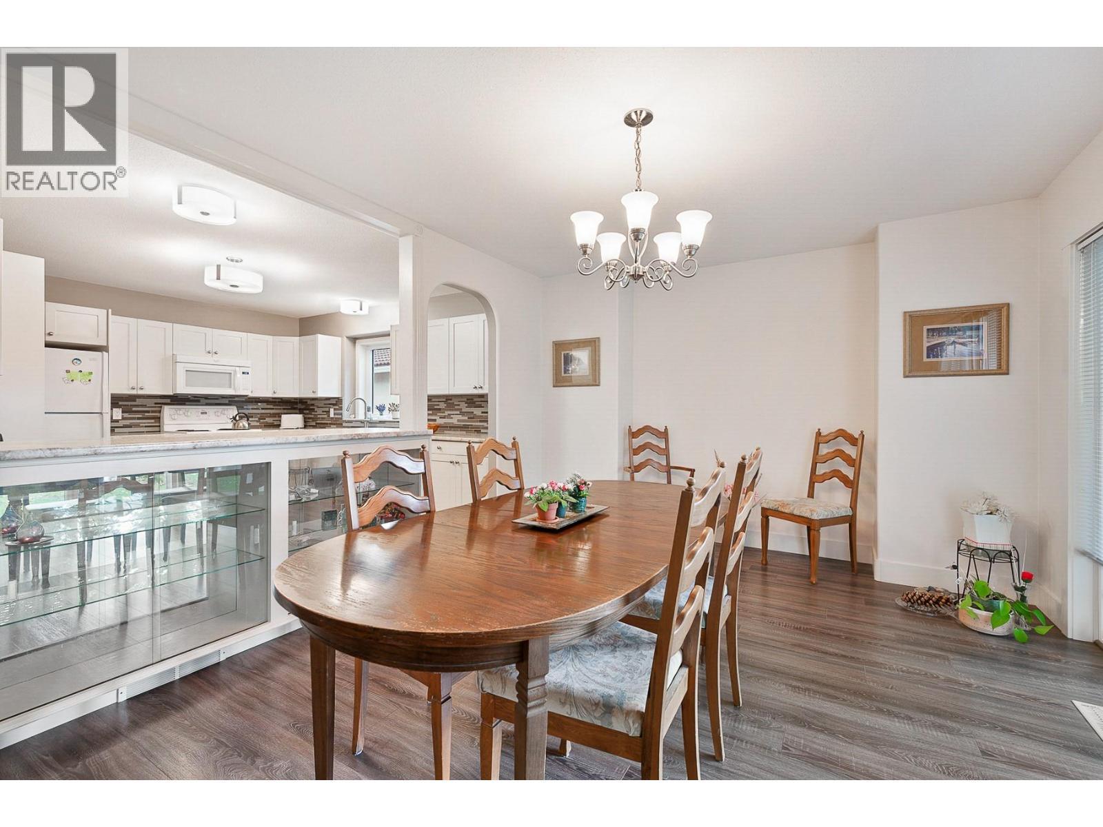 609 Truswell Road Unit# 105, Kelowna, BC - Indoor Photo Showing Dining Room