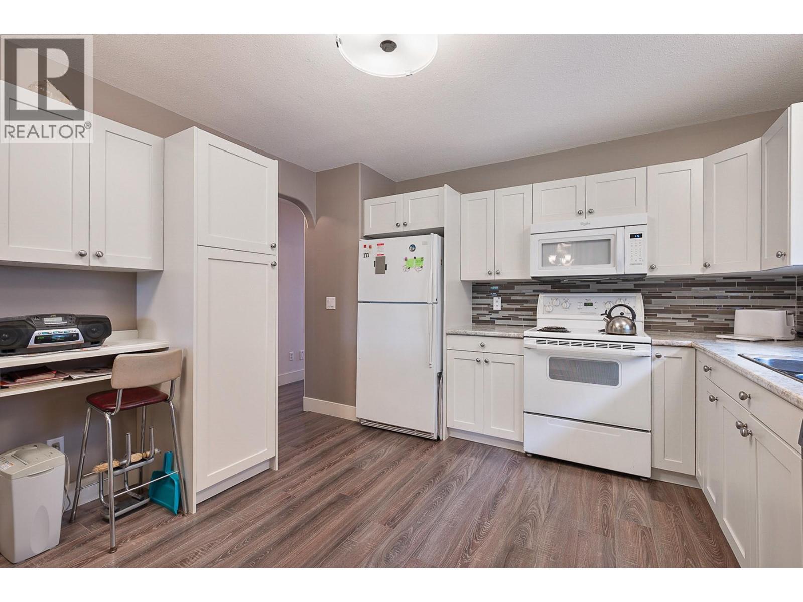 609 Truswell Road Unit# 105, Kelowna, BC - Indoor Photo Showing Kitchen