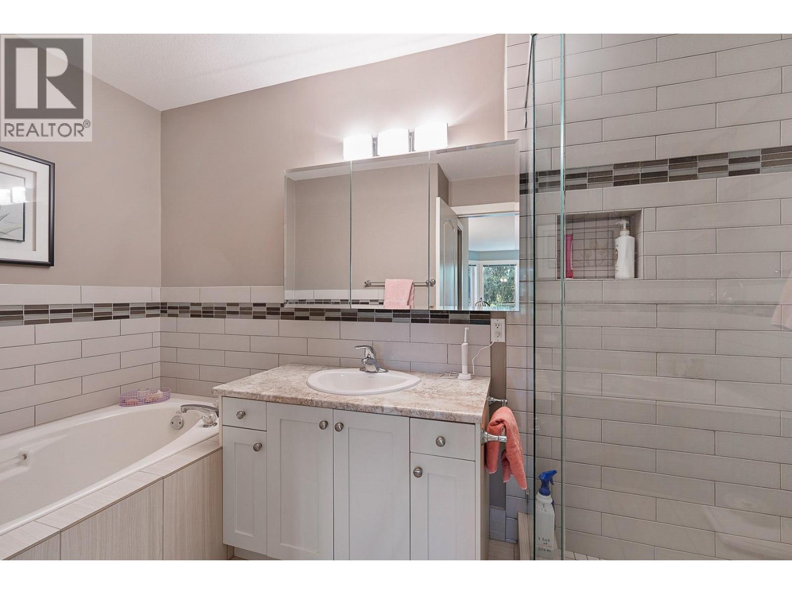 609 Truswell Road Unit# 105, Kelowna, BC - Indoor Photo Showing Bathroom