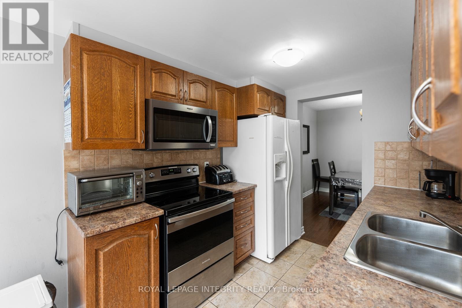 410 Goldenbrook Way, Ottawa, ON - Indoor Photo Showing Kitchen With Double Sink