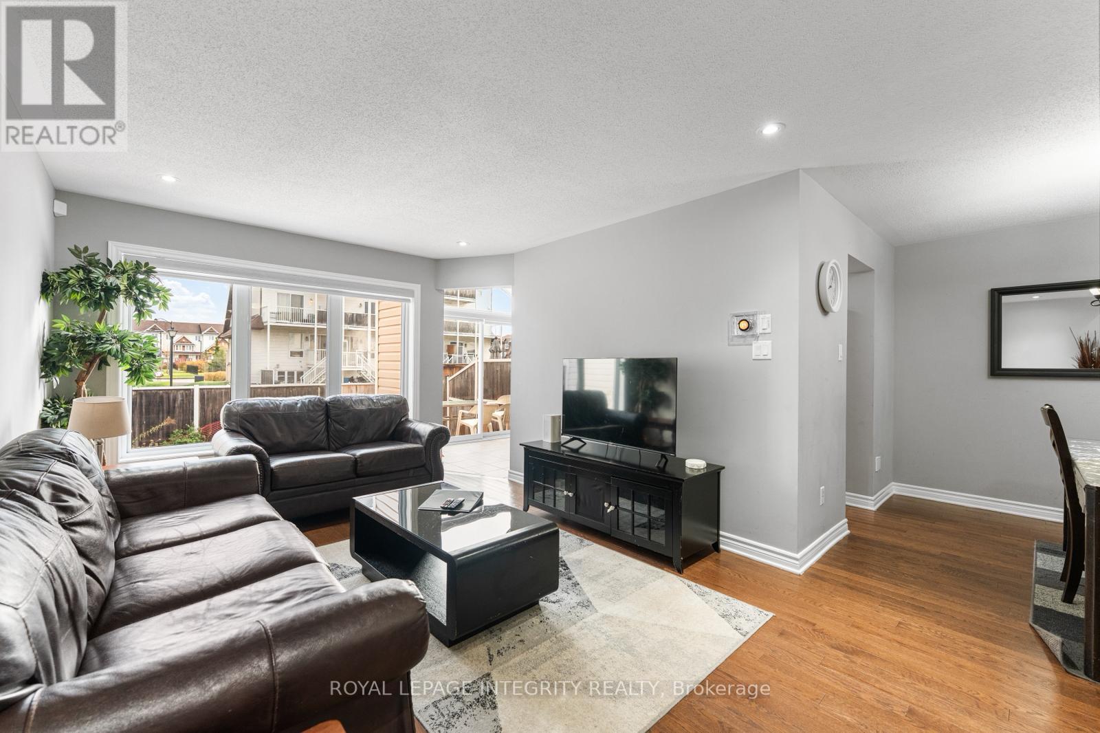 410 Goldenbrook Way, Ottawa, ON - Indoor Photo Showing Living Room