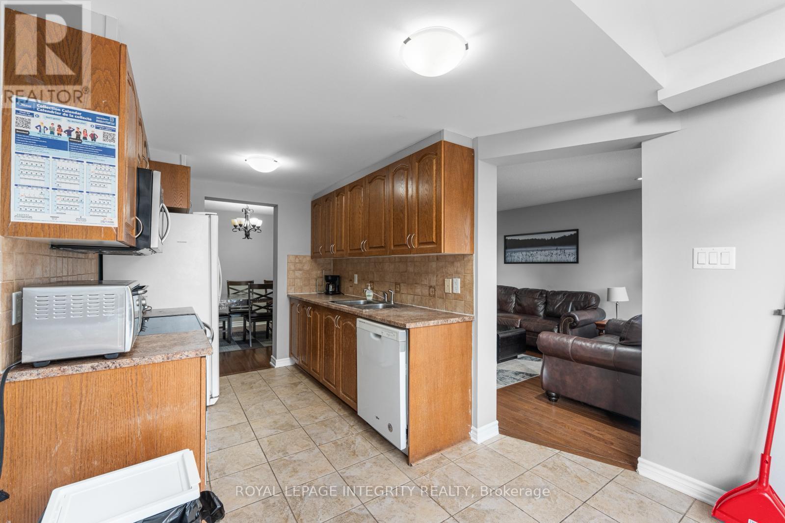 410 Goldenbrook Way, Ottawa, ON - Indoor Photo Showing Kitchen With Double Sink