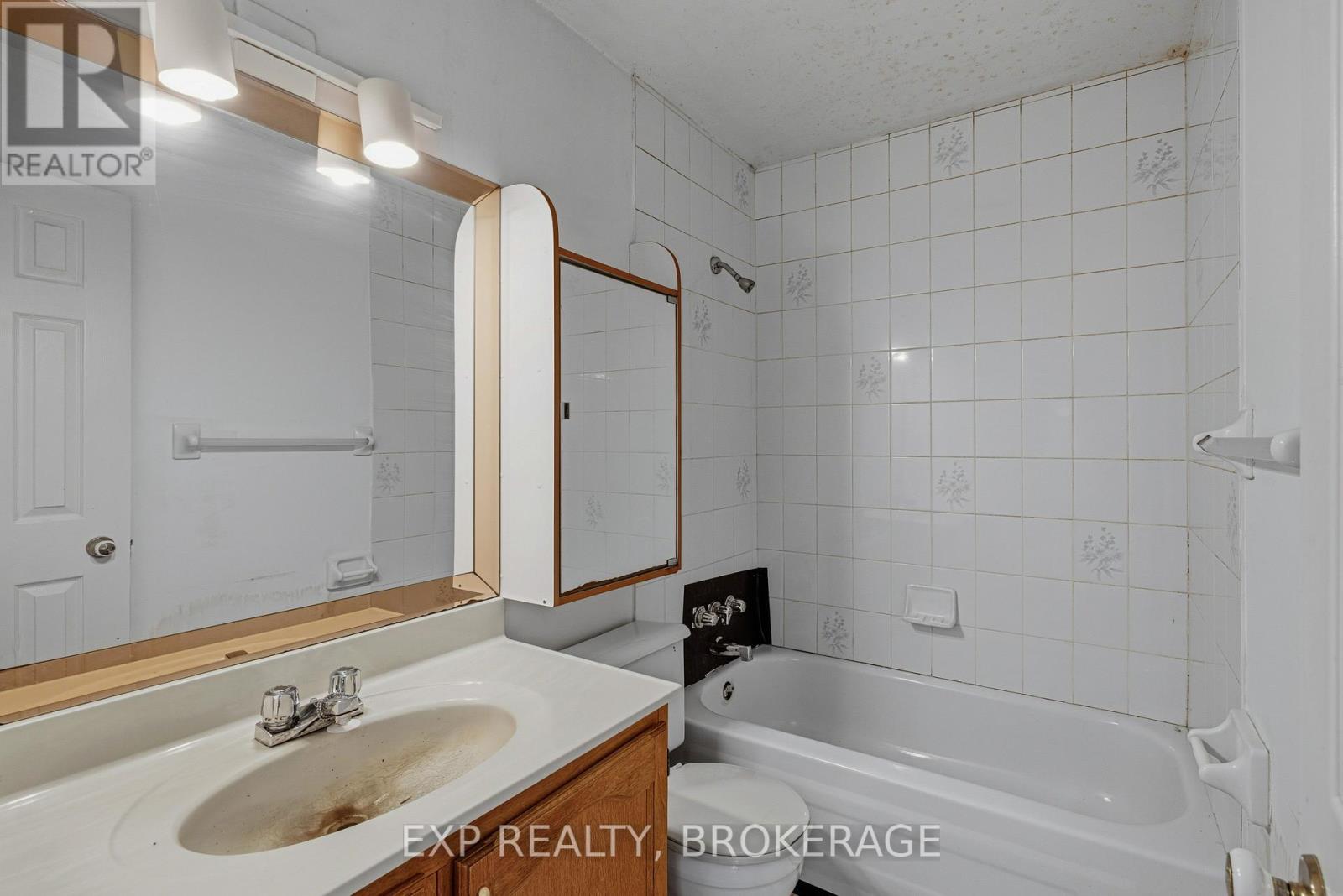 6392 Perth Road, Frontenac (Frontenac South), ON - Indoor Photo Showing Bathroom