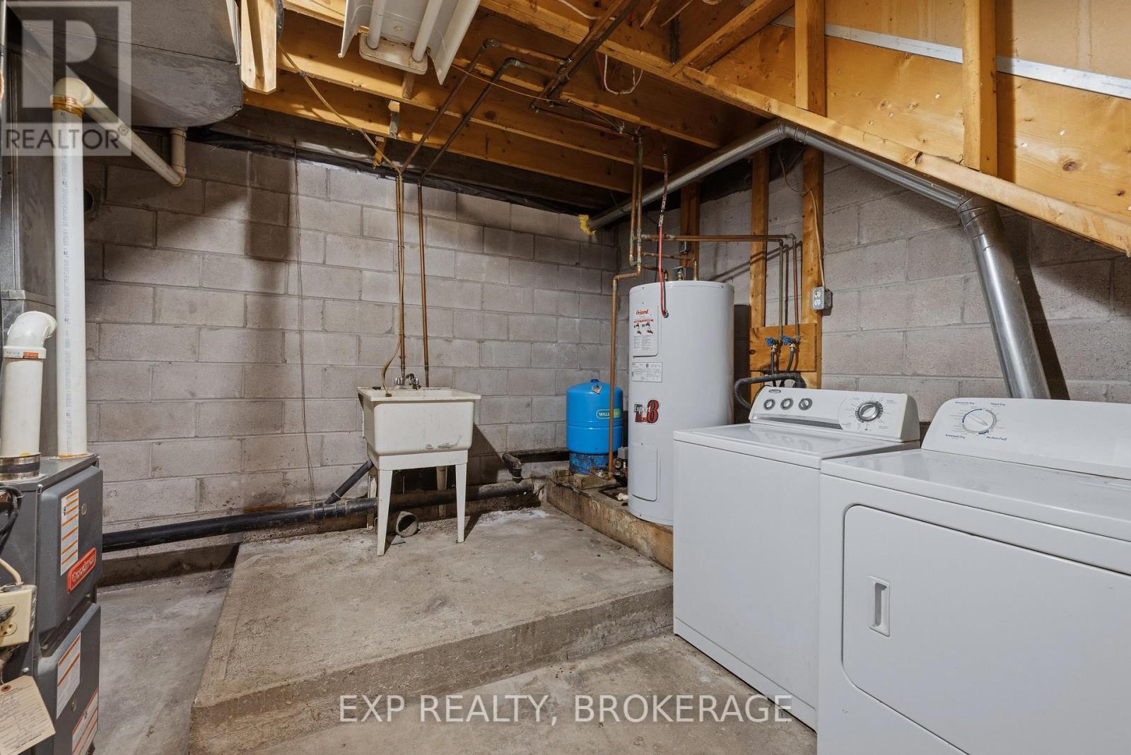 6392 Perth Road, Frontenac (Frontenac South), ON - Indoor Photo Showing Laundry Room