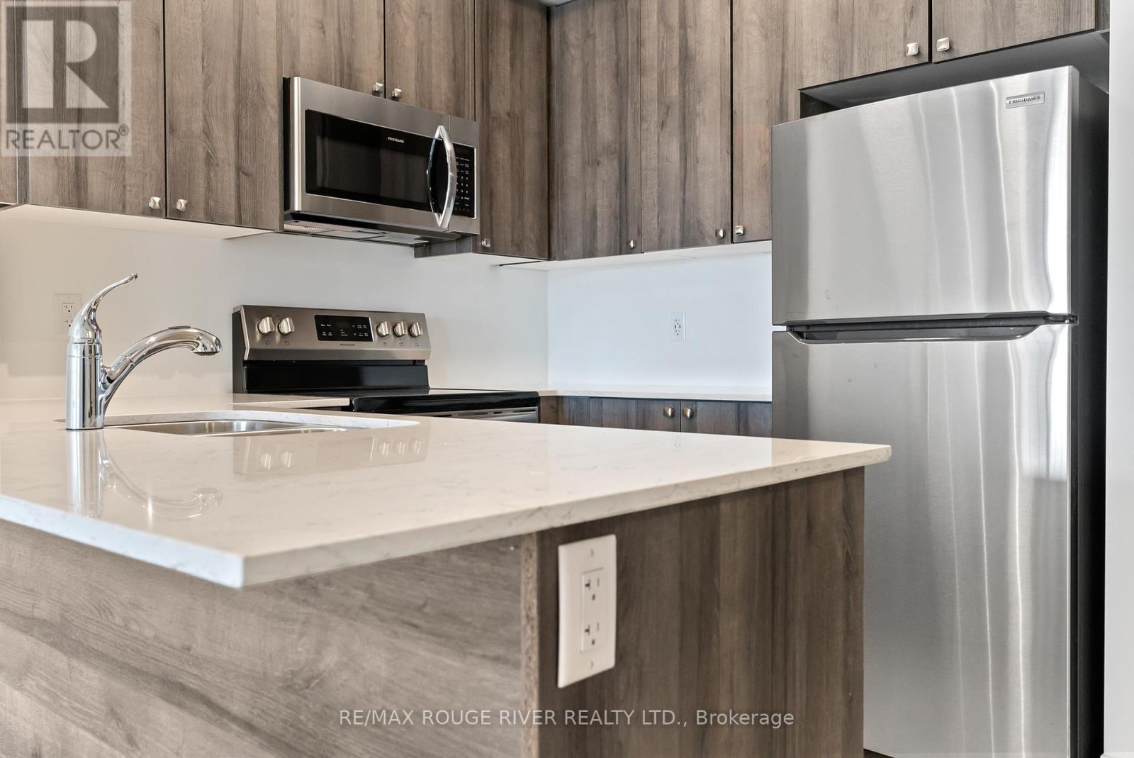 117 - 50 Lakebreeze Drive, Clarington (Newcastle), ON - Indoor Photo Showing Kitchen With Double Sink