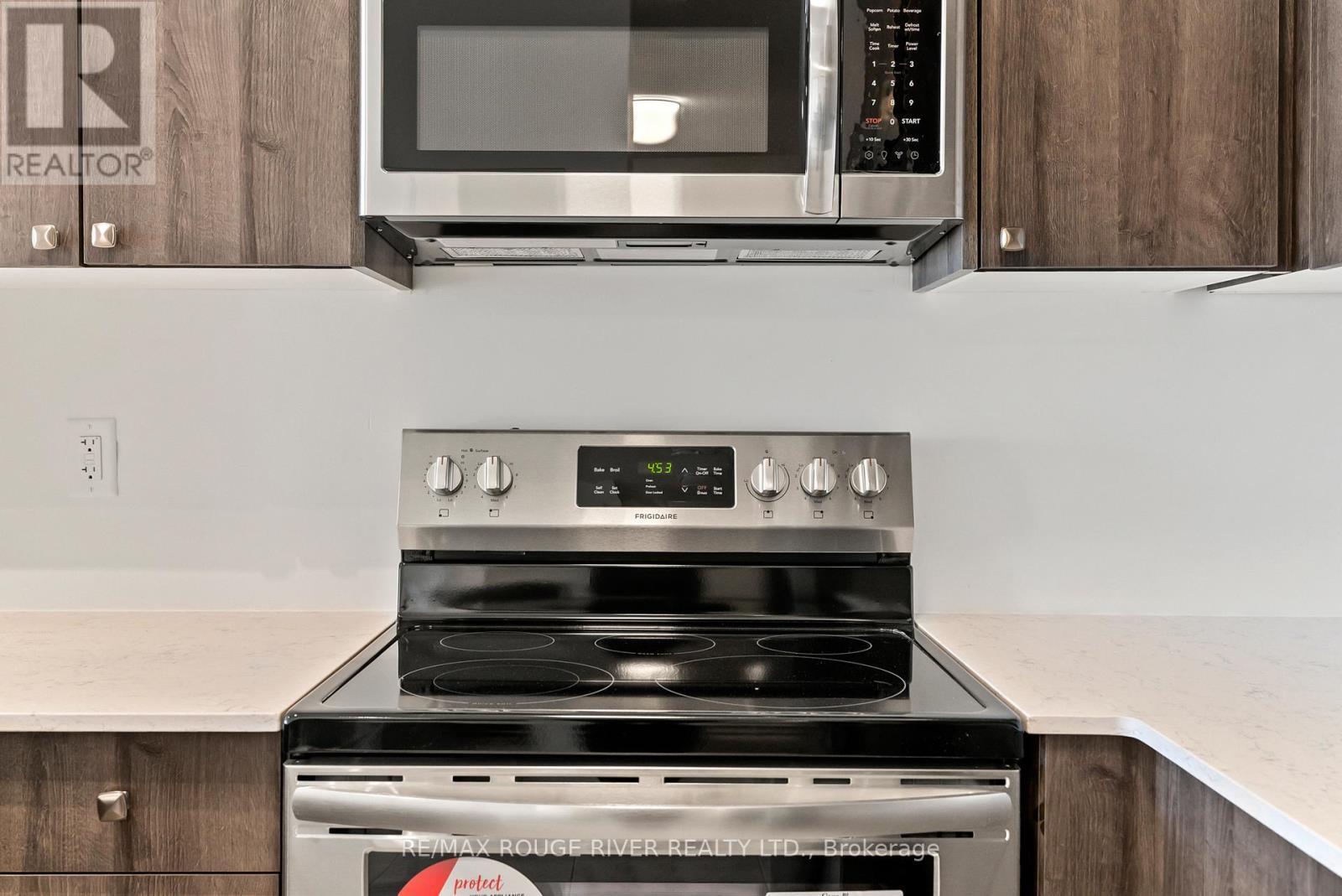 117 - 50 Lakebreeze Drive, Clarington (Newcastle), ON - Indoor Photo Showing Kitchen