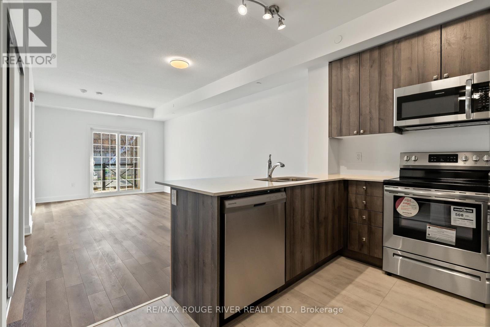 117 - 50 Lakebreeze Drive, Clarington (Newcastle), ON - Indoor Photo Showing Kitchen