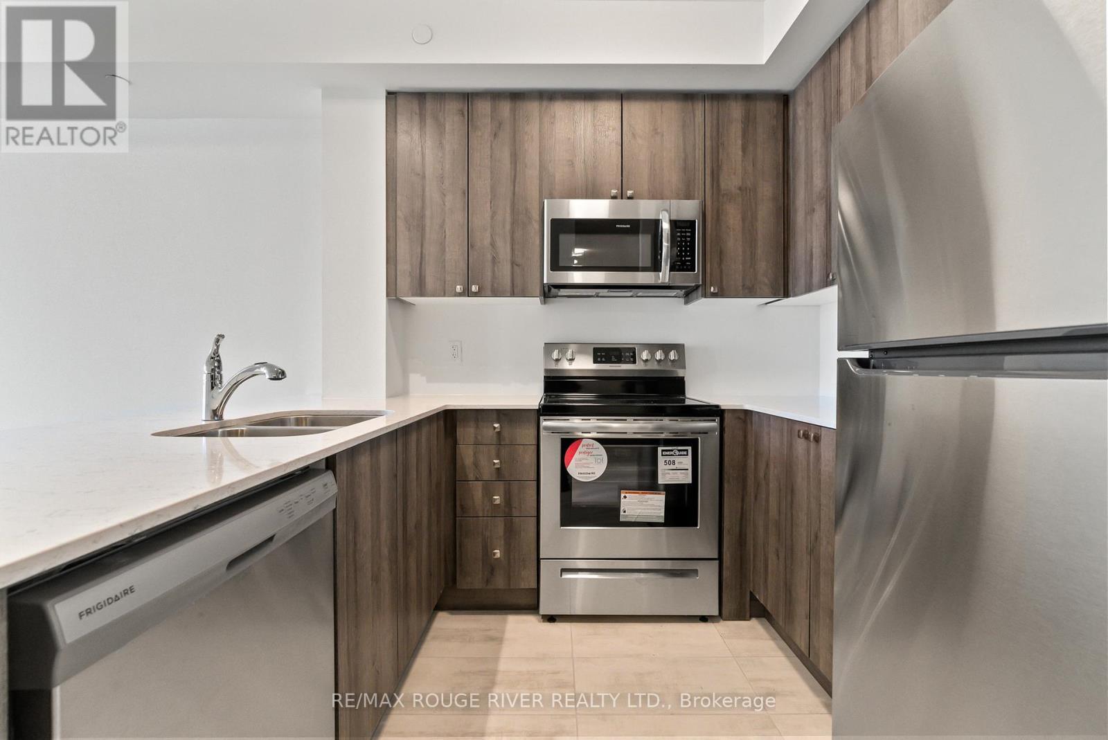 117 - 50 Lakebreeze Drive, Clarington (Newcastle), ON - Indoor Photo Showing Kitchen With Double Sink