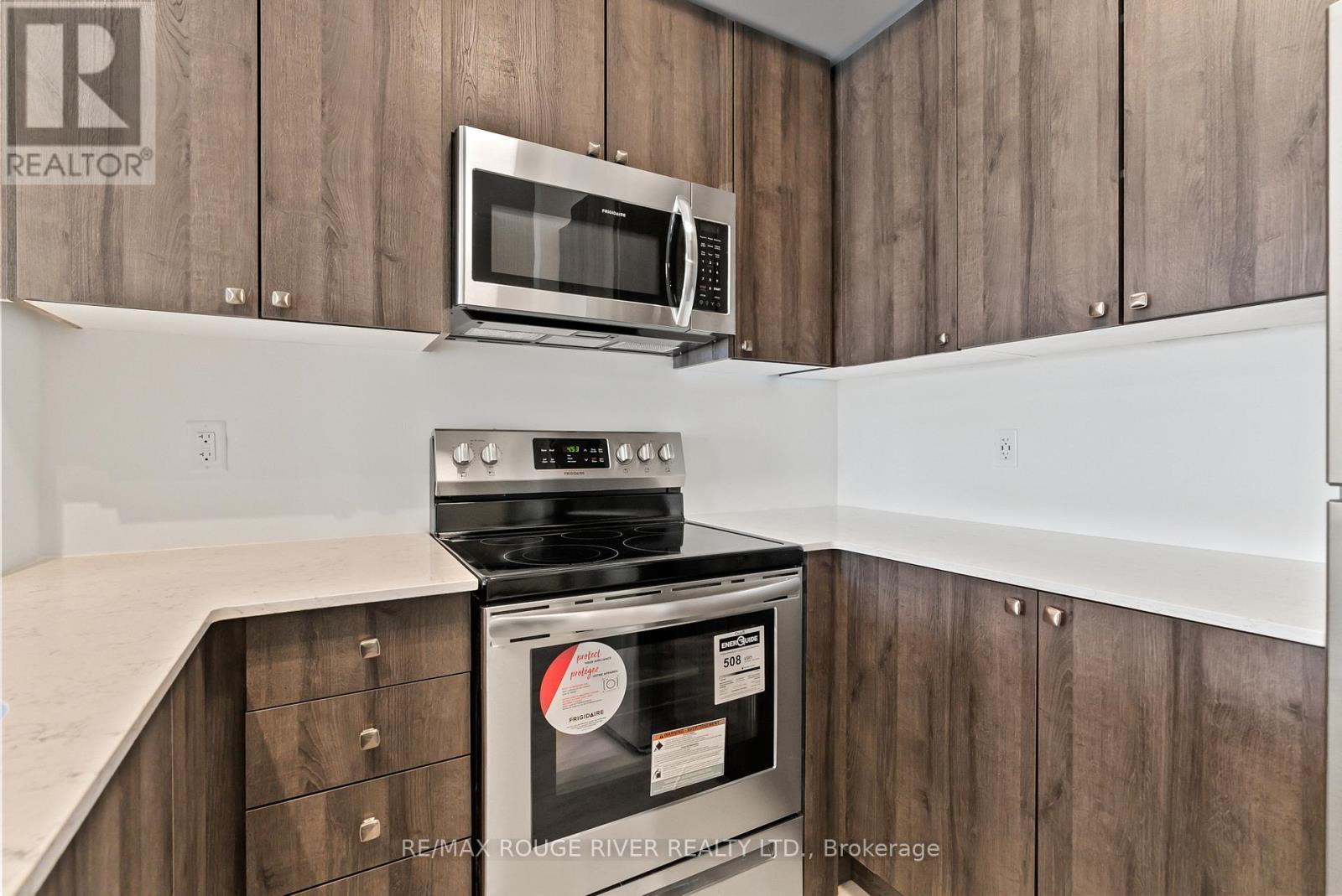 117 - 50 Lakebreeze Drive, Clarington (Newcastle), ON - Indoor Photo Showing Kitchen