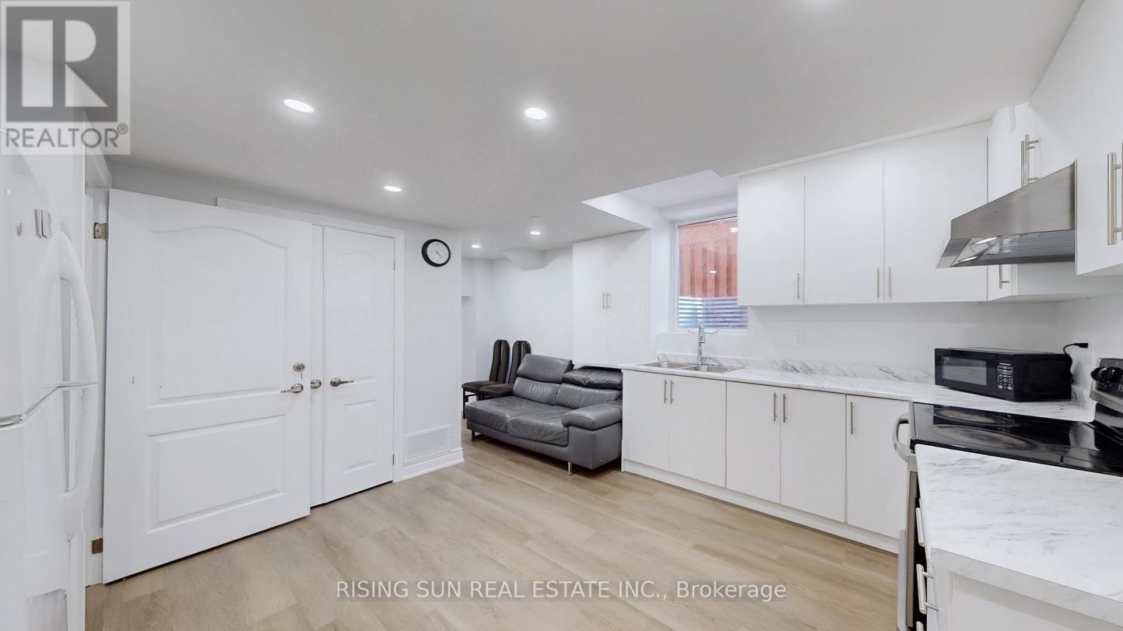 20 Bramoak Crescent, Brampton, ON - Indoor Photo Showing Kitchen With Double Sink