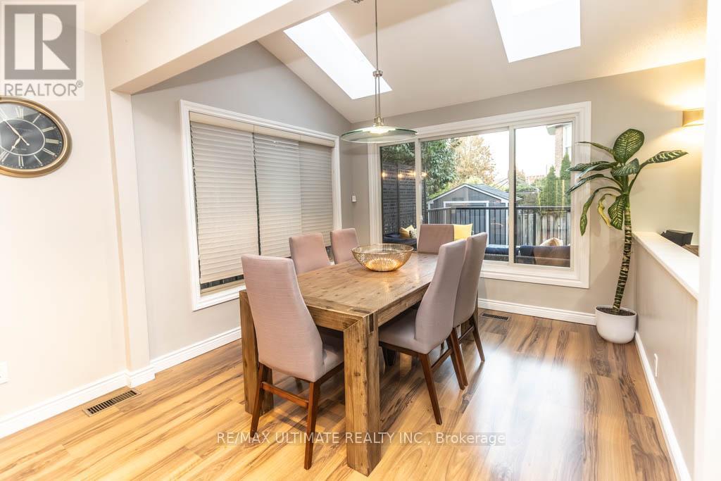 6869 Hickling Crescent, Mississauga, ON - Indoor Photo Showing Dining Room