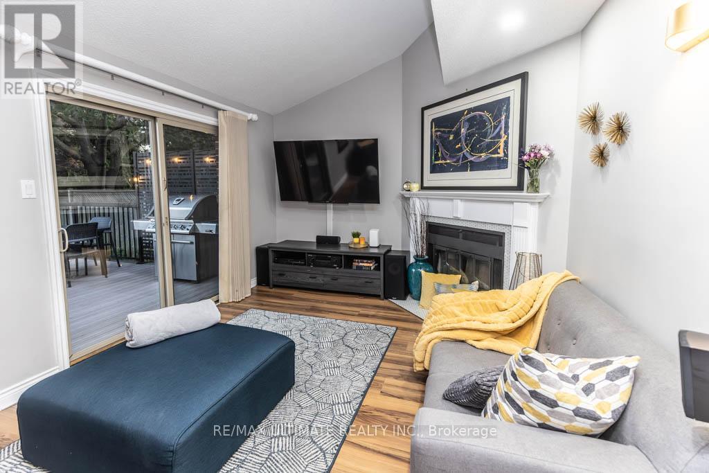 6869 Hickling Crescent, Mississauga, ON - Indoor Photo Showing Living Room With Fireplace