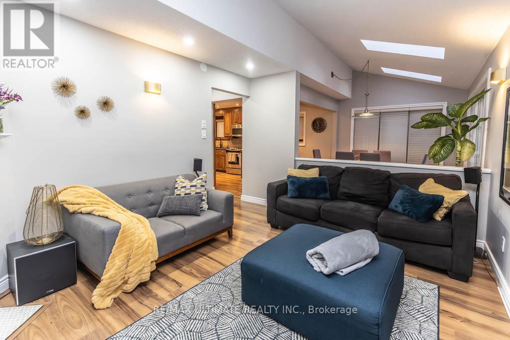 6869 Hickling Crescent, Mississauga, ON - Indoor Photo Showing Living Room