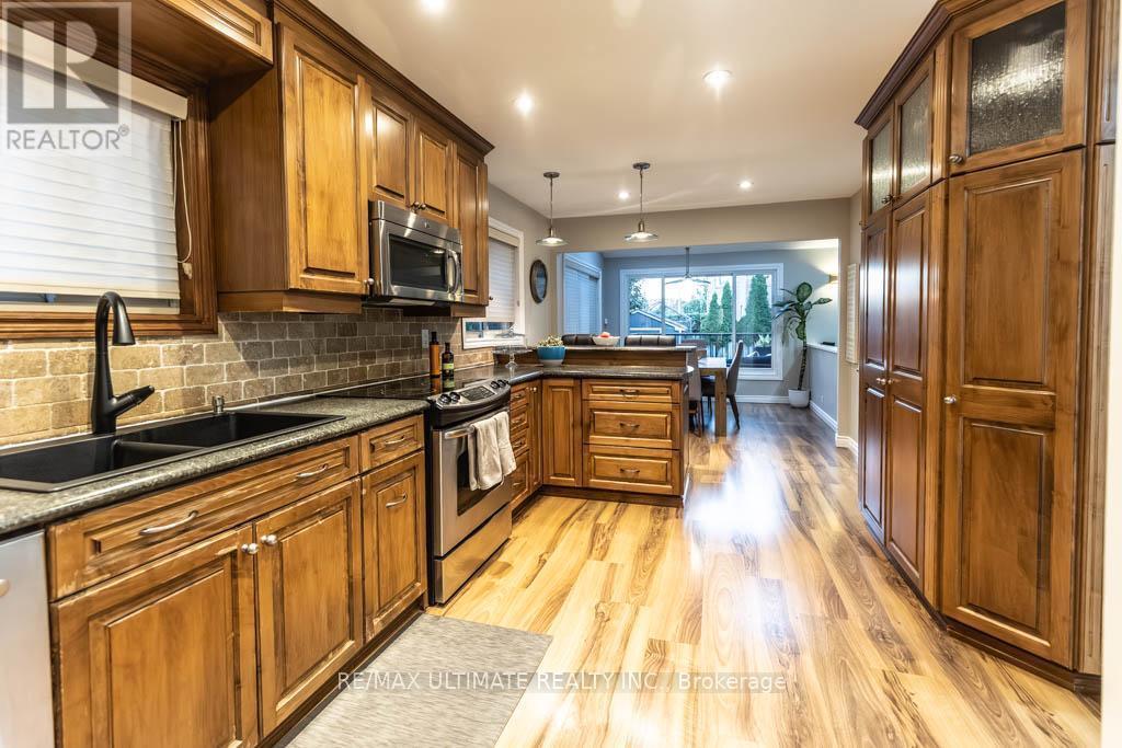 6869 Hickling Crescent, Mississauga, ON - Indoor Photo Showing Kitchen With Stainless Steel Kitchen With Double Sink