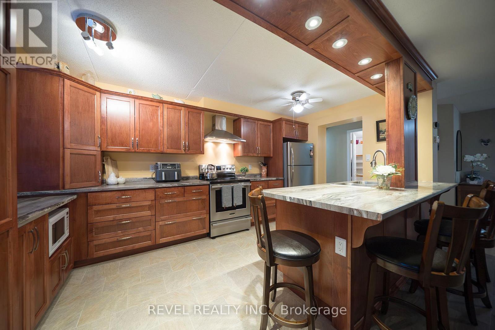 501 - 11 Mill Pond Court, Norfolk, ON - Indoor Photo Showing Kitchen