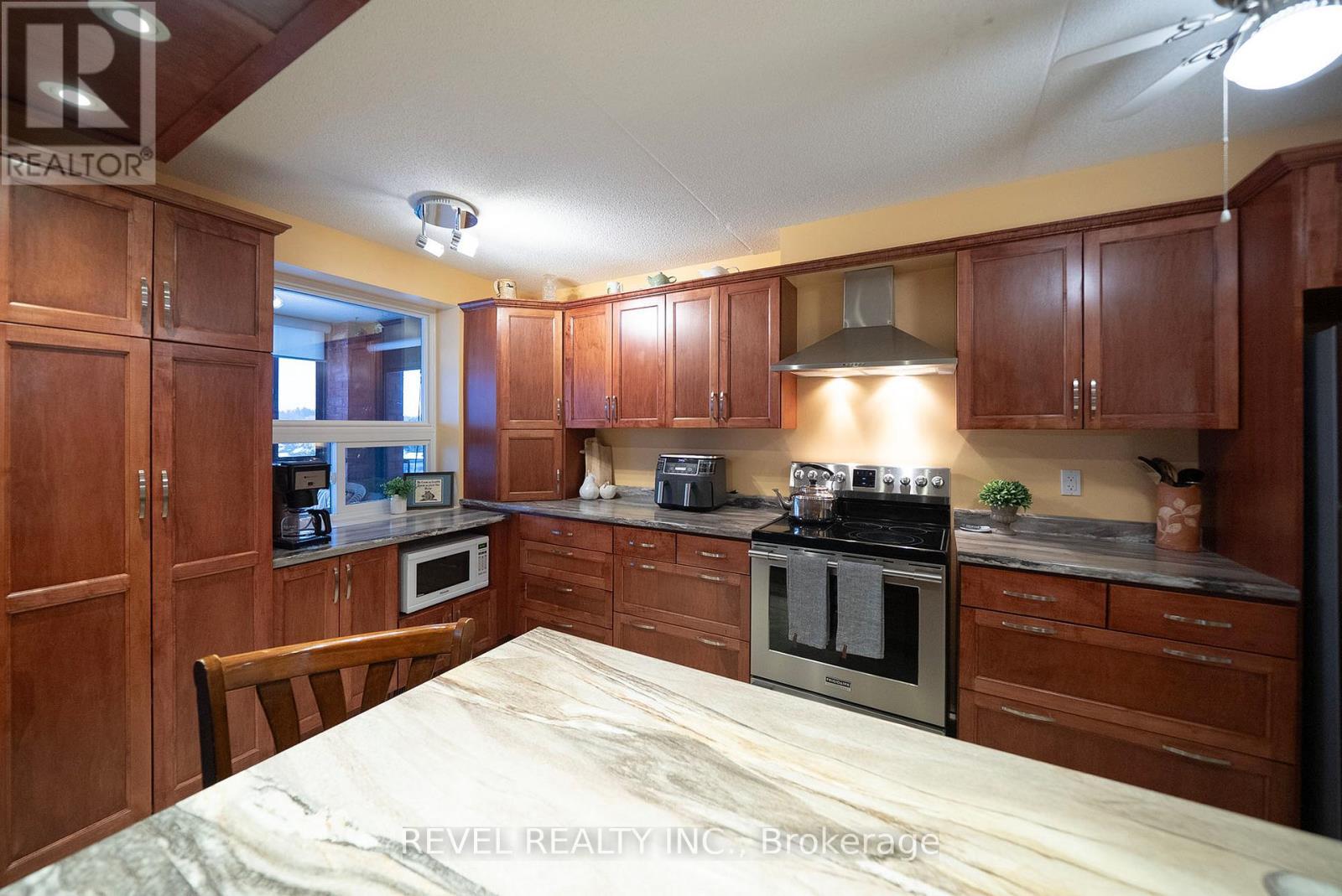 501 - 11 Mill Pond Court, Norfolk, ON - Indoor Photo Showing Kitchen