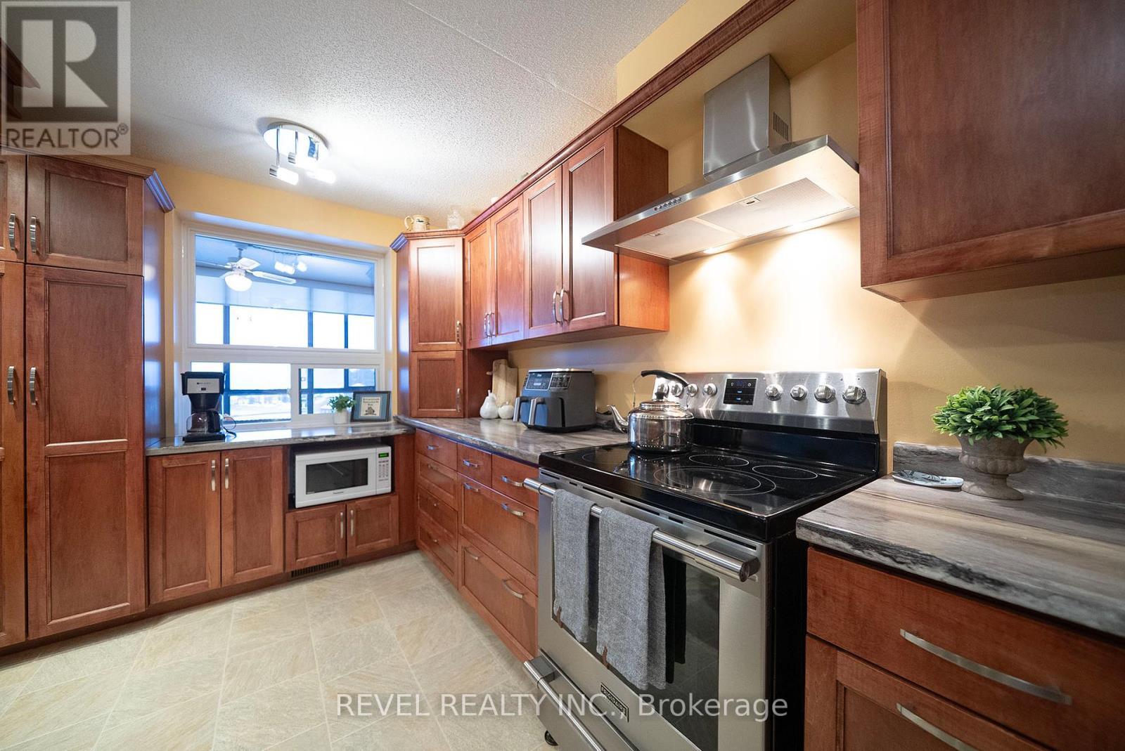 501 - 11 Mill Pond Court, Norfolk, ON - Indoor Photo Showing Kitchen