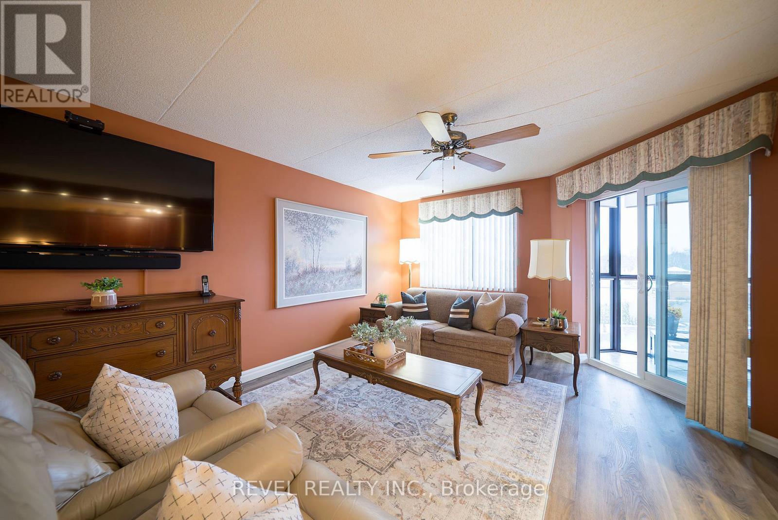 501 - 11 Mill Pond Court, Norfolk, ON - Indoor Photo Showing Living Room