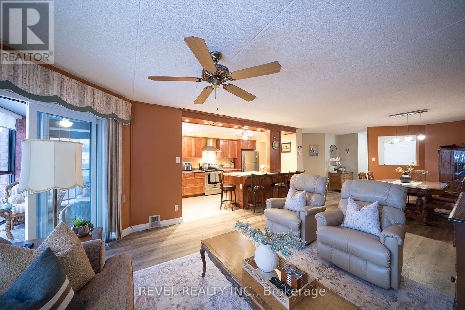 501 - 11 Mill Pond Court, Norfolk, ON - Indoor Photo Showing Living Room