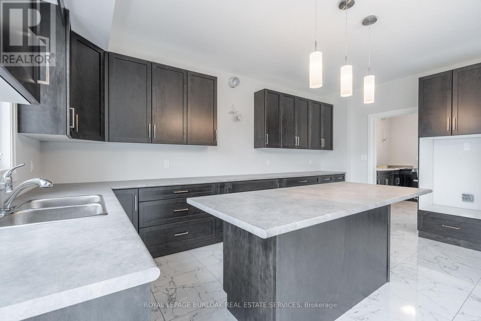 7482 Sherrilee Crescent, Niagara Falls, ON - Indoor Photo Showing Kitchen With Double Sink