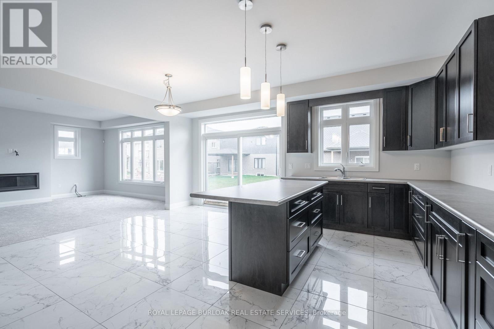 7482 Sherrilee Crescent, Niagara Falls, ON - Indoor Photo Showing Kitchen