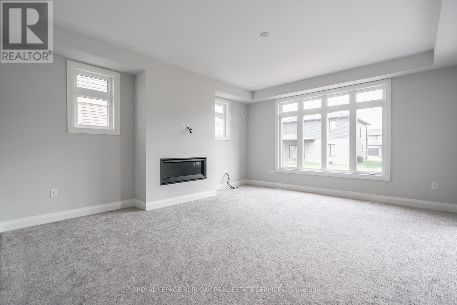 7482 Sherrilee Crescent, Niagara Falls, ON - Indoor With Fireplace