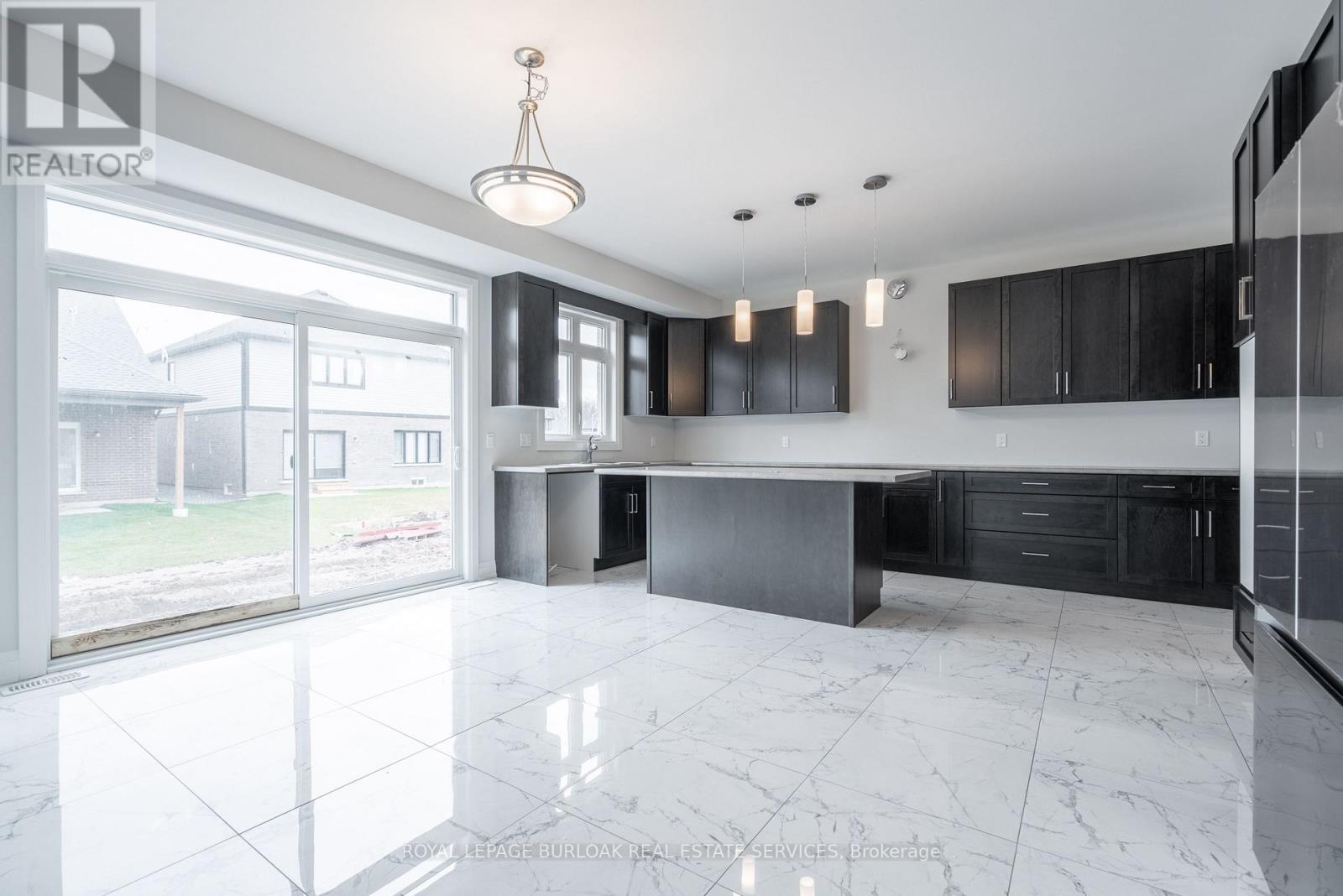7482 Sherrilee Crescent, Niagara Falls, ON - Indoor Photo Showing Kitchen