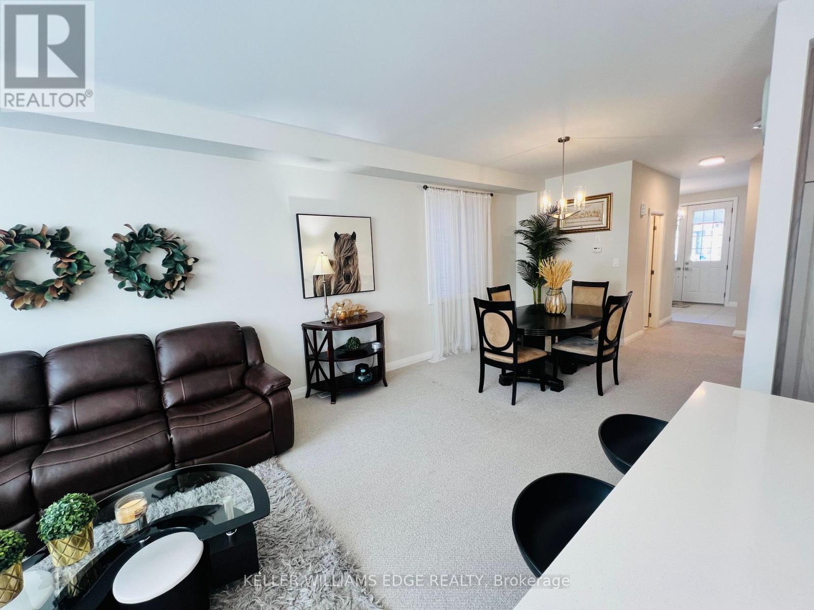 11 Cherry Blossom Heights, Hamilton, ON - Indoor Photo Showing Living Room