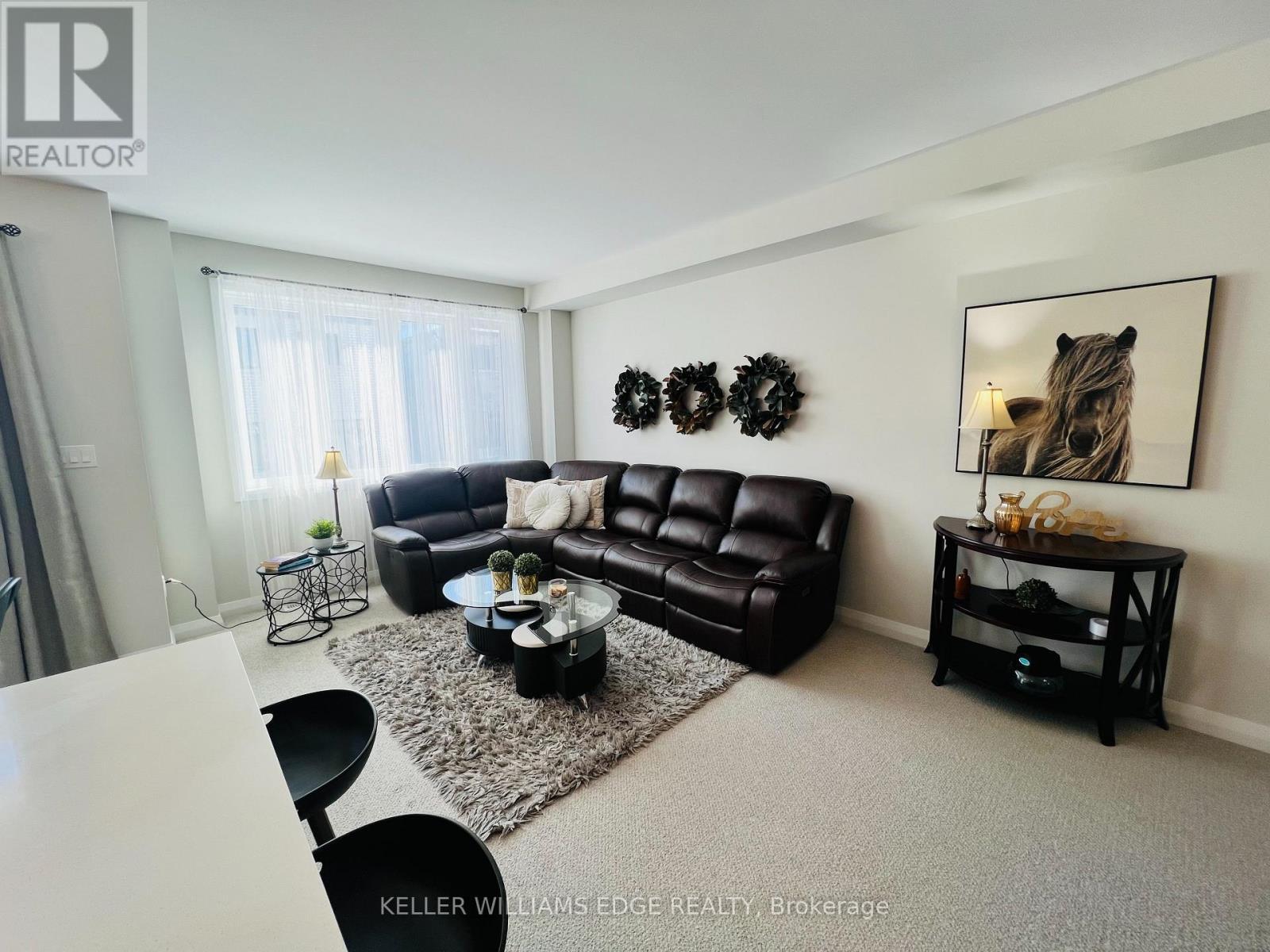 11 Cherry Blossom Heights, Hamilton, ON - Indoor Photo Showing Living Room