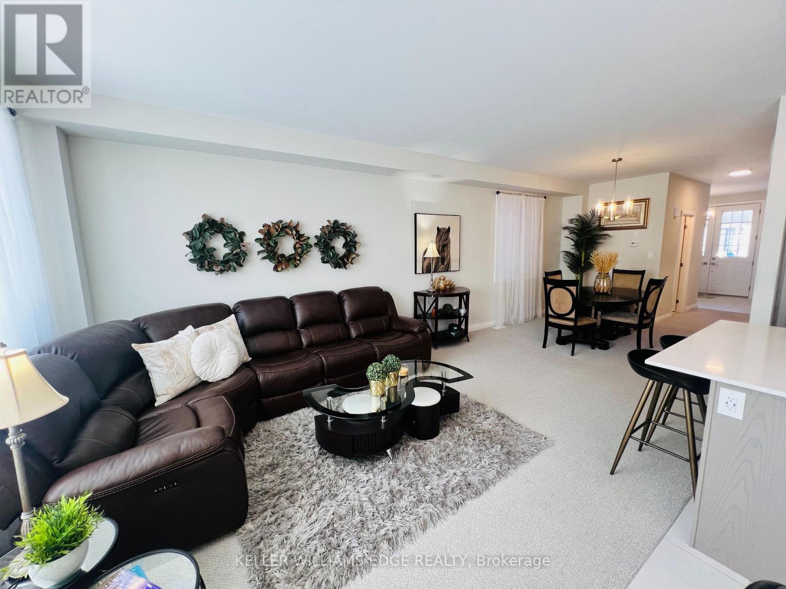 11 Cherry Blossom Heights, Hamilton, ON - Indoor Photo Showing Living Room