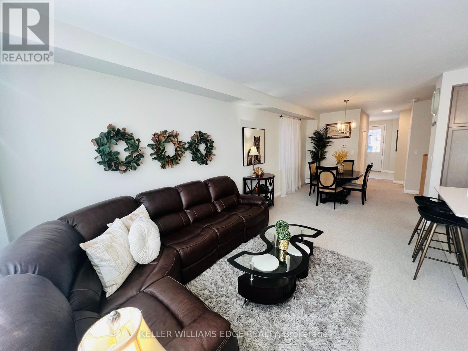 11 Cherry Blossom Heights, Hamilton, ON - Indoor Photo Showing Living Room