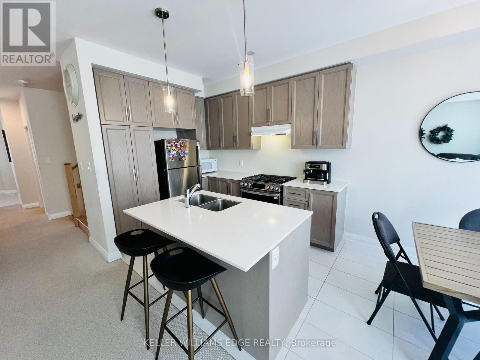 11 Cherry Blossom Heights, Hamilton, ON - Indoor Photo Showing Kitchen With Double Sink
