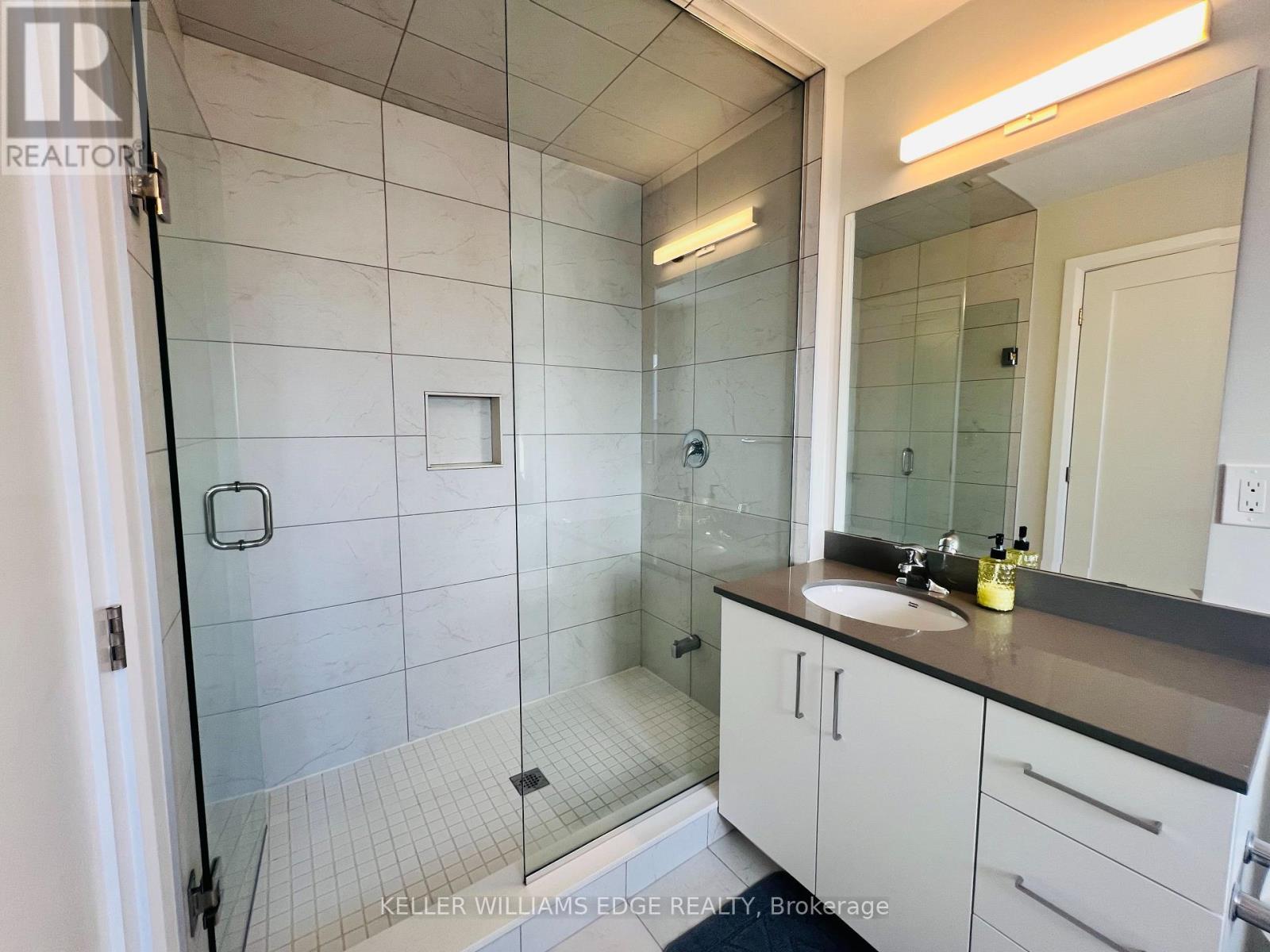 11 Cherry Blossom Heights, Hamilton, ON - Indoor Photo Showing Bathroom