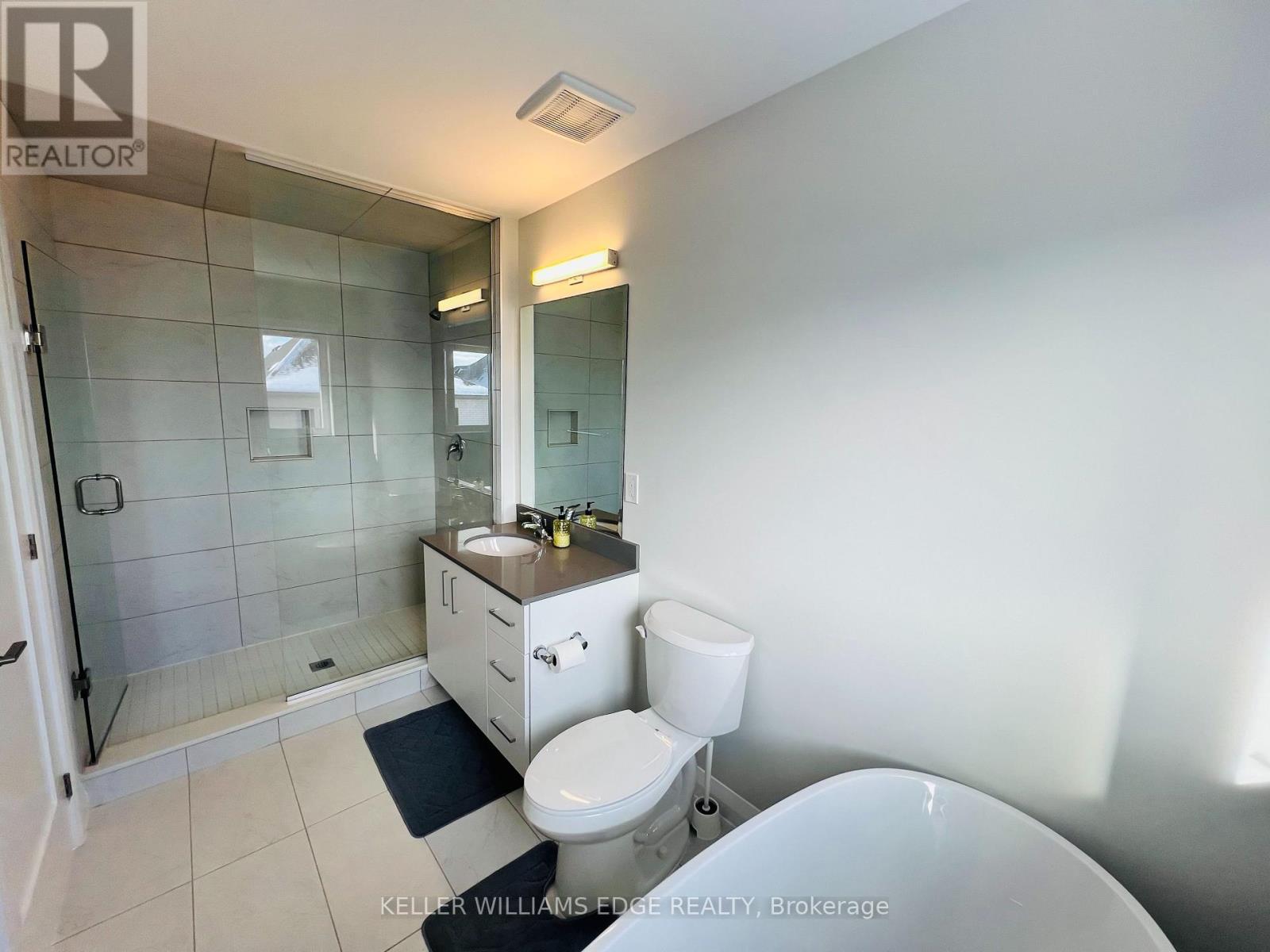 11 Cherry Blossom Heights, Hamilton, ON - Indoor Photo Showing Bathroom
