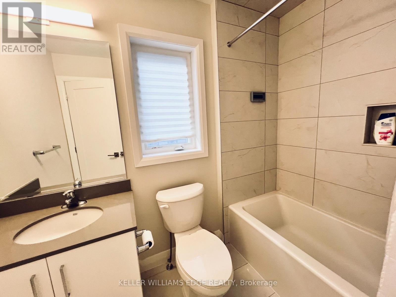 11 Cherry Blossom Heights, Hamilton, ON - Indoor Photo Showing Bathroom